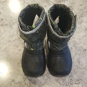 Black and green boys snow boots